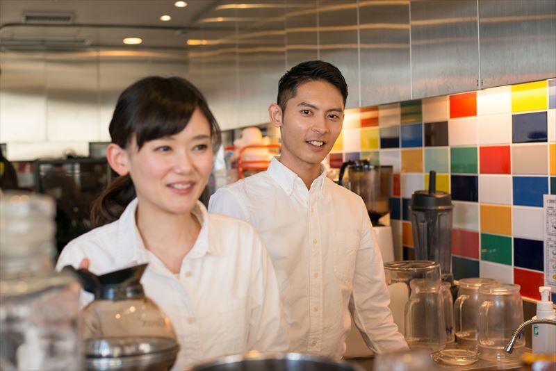カフェで働くスタッフ